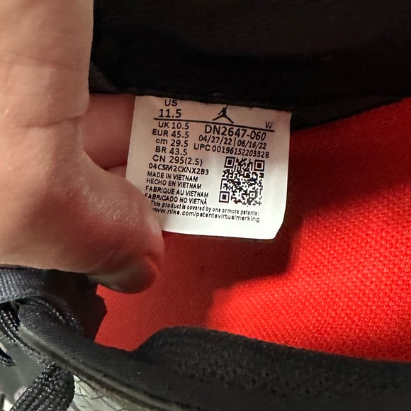 DN2647-060
Brand New 
Size US11,5 - Picture 4 of 8